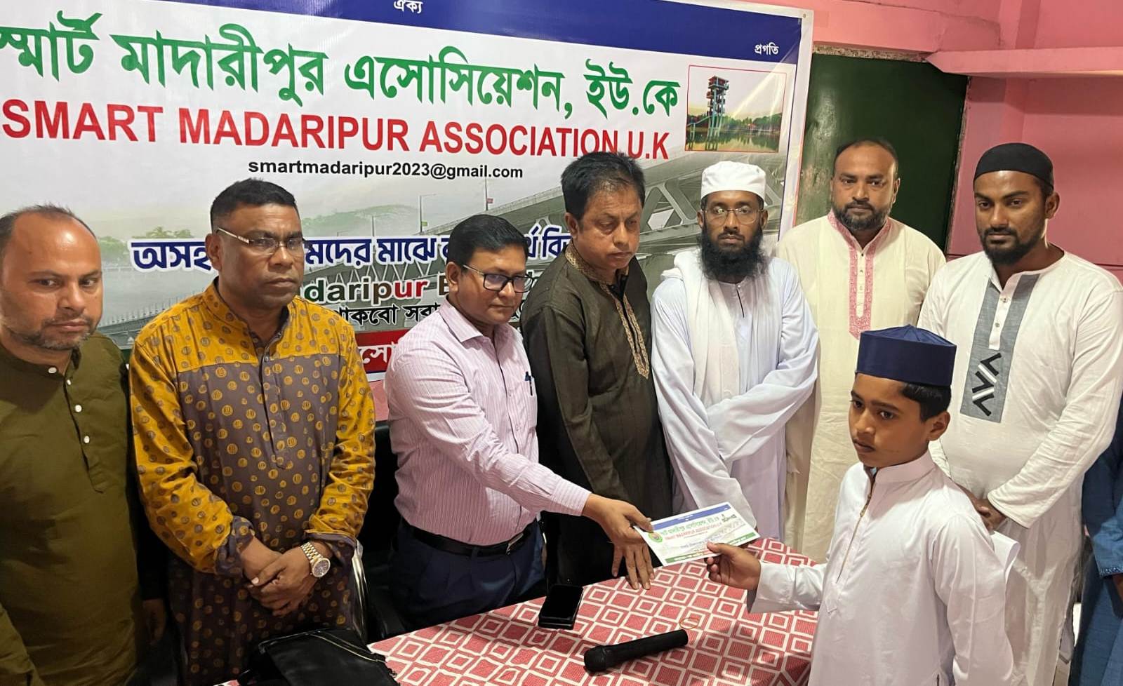 অসহায় ও এতিম শিক্ষার্থীদের ‘স্মার্ট মাদারীপুর এসোসিয়েশন ইউকে’র আর্থিক সহায়তা